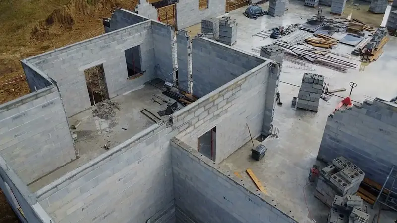 Les murs prennent forme, 21 août 2026